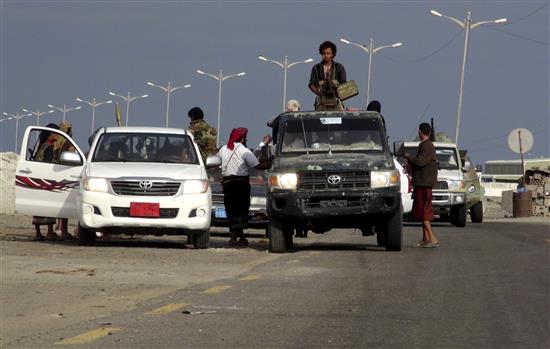 ميليشيات موالية لهادي تقوم بدوريات في محافظة عدن الجنوبية أمس (رويترز)