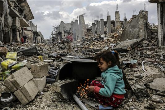 طفلتان كرديتان بين الدمار في مدينة عين العرب. ( ا ف ب)