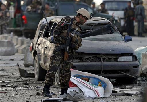 انقاذ جريح من موقع التفجير الانتحاري في كابول اليوم (رويترز)