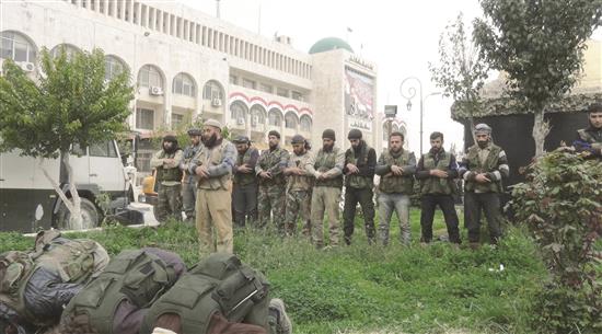 مسلحون من "جبهة النصرة" يصلون امام مبنى محافظة ادلب امس الاول (ا ف ب)