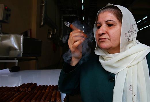 أم علي تدخّن السيجار السوري في اللاذقية. ( ا ف ب)