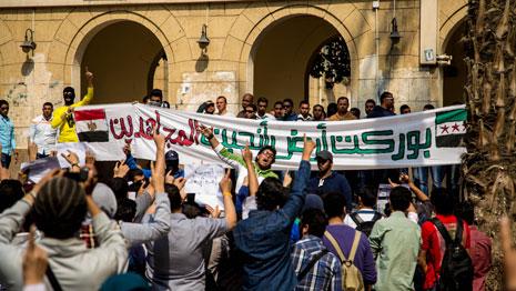 صورة لطلاب في جامعة القاهرة أمس (الأناضول) 