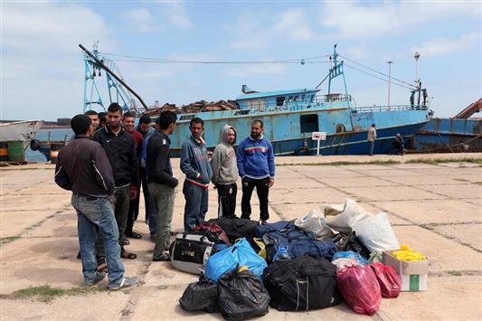مهاجرون مصريون غير شرعيين في ميناء مصراتة الليبي (أ ف ب)