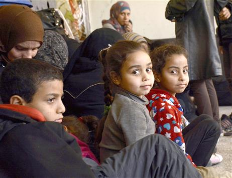 صورة وزعتها وكالة «سانا» امس الاول لاطفال فلسطينيين مع عائلاتهم في مركز للايواء في دمشق بعد فرارهم من مخيم اليرموك (ا ب ا)