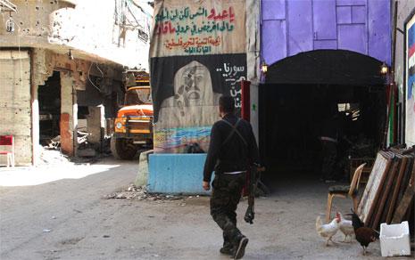 «داعش» و«النصرة» يسيطران على 60% من مساحة المخيّم (أ ف ب) 