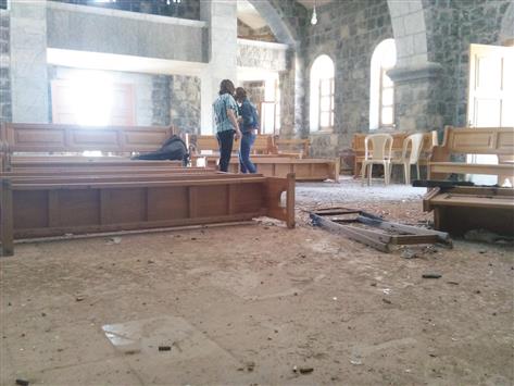 مسيحيتان تتفقدان كنيسة قرية السمرة في ريف اللاذقية بعد تحريرها من المجموعات المسلحة