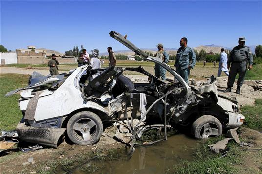عناصر من الشرطة الافغانية قرب سيارة انفجرت في جلال آباد امس (رويترز)