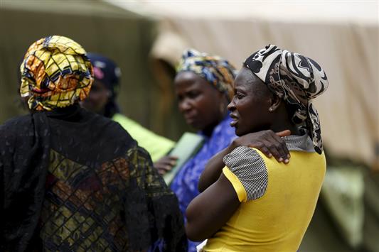نساء محررات من الأسر في أحد مخيمات النزوح في يولا، نيجيريا (رويترز)