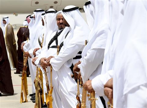حرس الشرف السعودي في مطار الرياض لاستقبال زعماء الخليج أمس (أ ف ب)