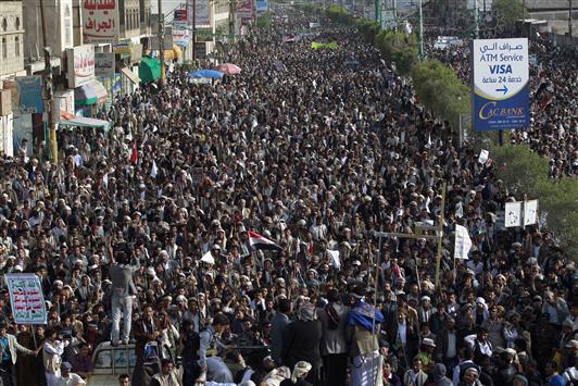 يمنيون خلال تظاهرة للتنديد بغارات "التحالف" في صنعاء، أمس (أ ف ب)