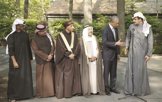 أوباما مصافحاً تميم إلى جانب القادة الخليجيين عقب القمة التي جمعتهم في كامب ديفيد، أمس (رويترز)