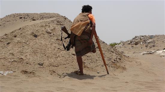 مقاتل مصاب مناهض للحوثيين في عدن اليوم (رويترز)