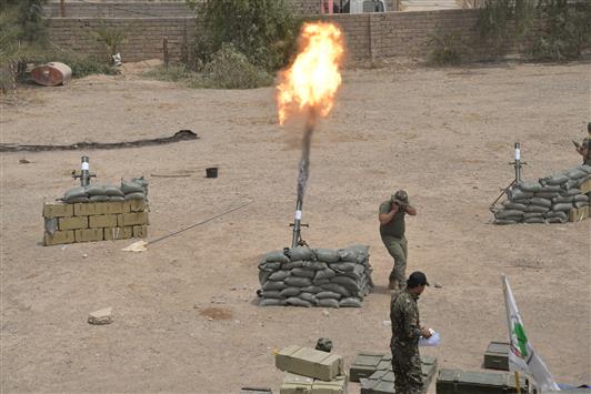 عناصر من "الحشد الشعبي" يقصفون مواقع "داعش" قرب بيجي امس (رويترز)