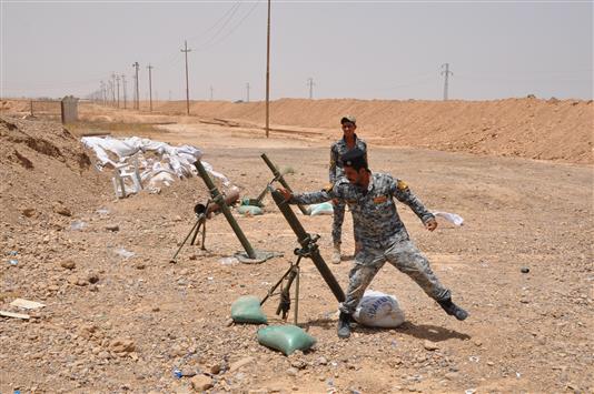 مقاتلون من "الحشد الشعبي" خلال عملية عسكرية غرب سامراء، أمس. (أ ب أ)