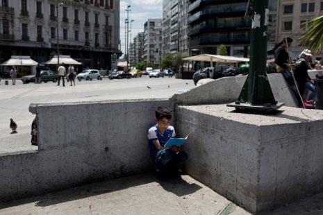 طفل سوري وسط العاصمة اليونانية أثينا (أنغيلوس تزورزينيس ــ أ ف ب) 