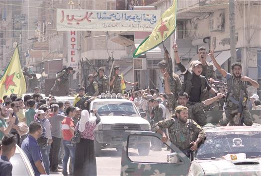 مقاتلون اكراد يحتفلون وسط القامشلي امس بعد طردهم عناصر «داع</body></html>