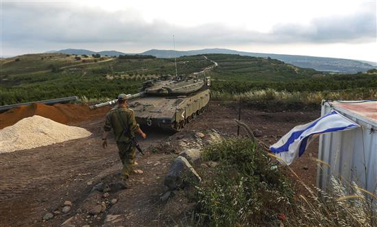 جندي اسرائيلي قرب دبابة في الجولان السوري المحتل امس الاول (ا ب ا)