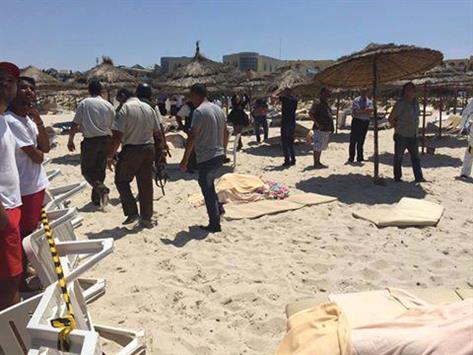 الشرطة التونسية تتجول بمكان الهجوم في سوسة، وجثث القتلى ملقاة على الأرض. (روسيا اليوم)