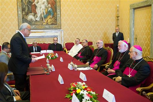 المالكي خلال القاء خطاب وامامه غالاغر في الفاتيكان امس (ا ف ب)