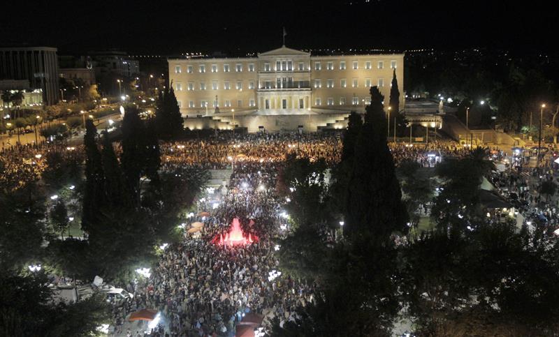 يونانيون يحتفلون في اثينا امس بفوز الـ«لا» في الاستفتاء (ا ب ا)