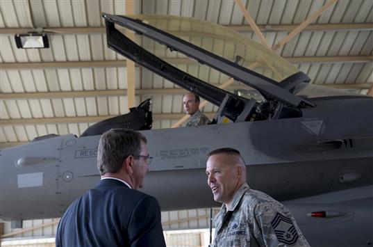 كارتر يتحدث الى طيار اميركي في القاعدة الجوية الاردنية قرب الحدود السورية امس (رويترز)