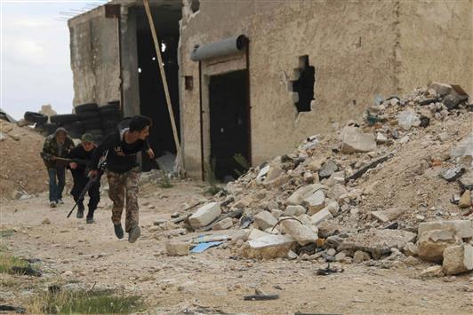 مسلحون خلال اشتباكات مع الجيش السوري في حلب أمس (رويترز)