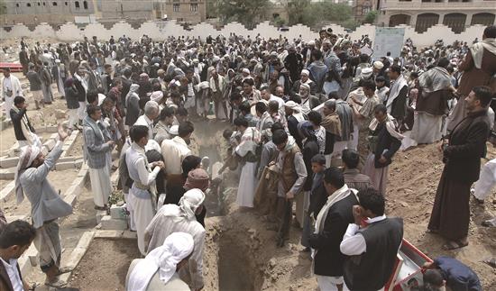 يمنيون يشيعون ضحايا التفجير الانتحاري، أمس (أ ف ب)