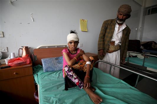 طفل مصاب جراء غارة لـ"التحالف" في صنعاء (رويترز)