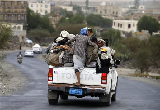 عربة تنقل أشخاصاً على الطريق الواصل بين محافظتي صنعاء وعمران، أمس (رويترز)