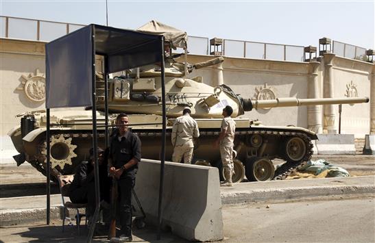 جنود مصريون قرب دبابة تابعة للجيش أمام سجن طره في القاهرة، أمس الأول. (رويترز)