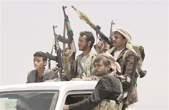 مسلحون يمنيون على ظهر عربة في صنعاء (أ ف ب)