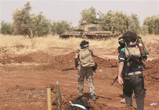 مسلحون من «جيش الاسلام» خلال هجوم لهم في منطقة باشكوي شمال حلب، أمس (أ ف ب)