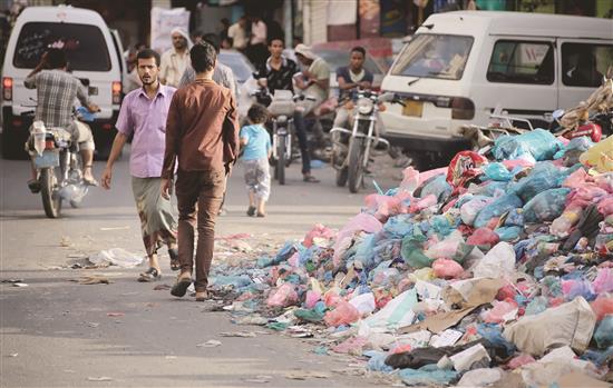 انتشار النفايات في أحد الشوارع الرئيسية في مدينة تعز، أمس (أ ف ب)
