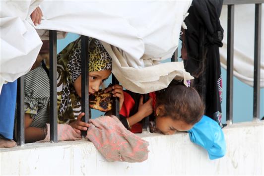 أطفال يمنيون نزحوا إلى إحدى المدارس في العاصمة صنعاء، جراء غارات التحالف السعودي على صعدة، أمس. (رويترز)