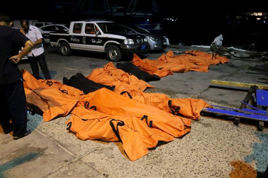 جثث للمهاجرين الذين غرق مركبهم قبالة الساحل الليبي (رويترز)