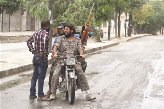 مسلحون من «الجيش الحر» في حلب، أمس (رويترز)