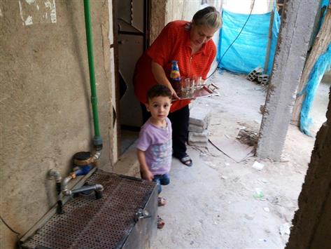 الطفل حيدر مع جدته أم وسام في حي الورود في دمشق ("السفير")
