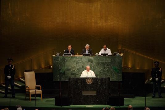 البابا فرنسيس يلقي كلمة أمام الجمعية العامة للامم المتحدة أمس (أ ف ب)
