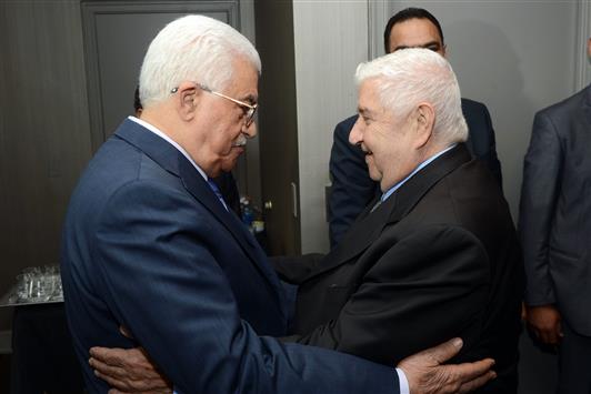 وزير الخارجية السوري وليد المعلم خلال لقائه الرئيس الفلسطيني محمود عباس في نيويورك أمس (ا ف ب)