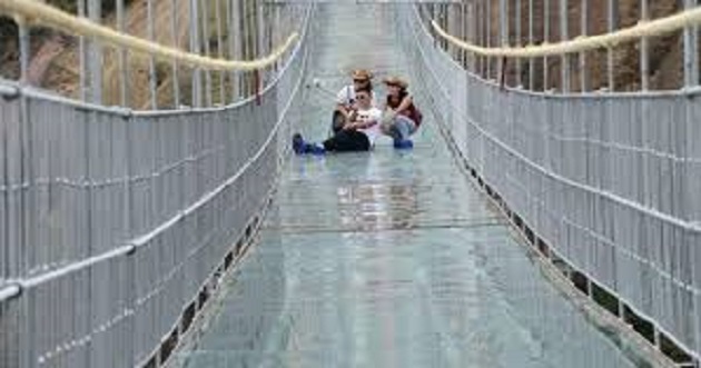 يتحمل الجسر ثقل يعادل 25 ضعف ما يتحمله الزجاج العادي