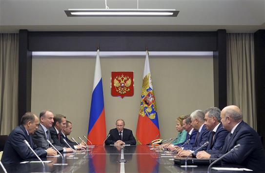 بوتين يترأس اجتماعاً مع أعضاء مجلس الأمن القومي الروسي. ( رويترز)