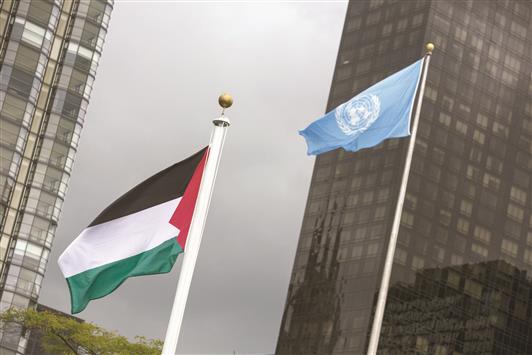 العلم الفلسطيني يرفرف أمام مقر الأمم المتحدة في نيويورك امس (رويترز)