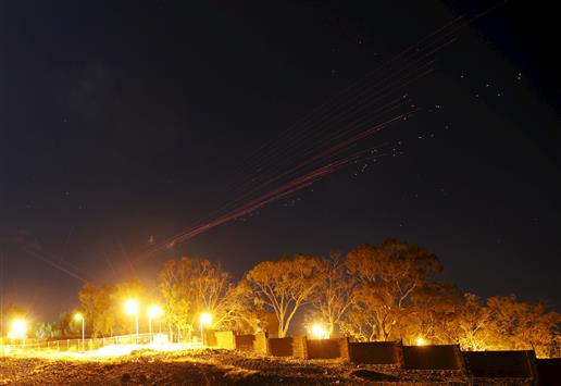 سماء صنعاء مضاءة بمضادات الطيران خلال غارات جوية سعودية على العاصمة، أمس الأول. (رويترز)