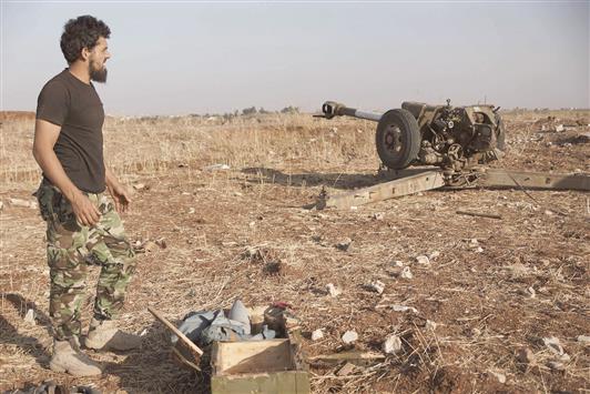 مسلّحون يستعدّون لاستهداف القوات السورية في درعا (رويترز)