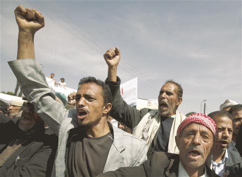 تظاهر مئات اليمنيين ضدّ الأمم المتحدة في العاصمة صنعاء، يوم أمس، منددين بالمنظمة الدولية، واصفين إيّاها بأنَّها متواطئة في معاناة السكان المدنيين الذين تحمّلوا ثمانية أشهر من الحرب والحصار (رويترز)