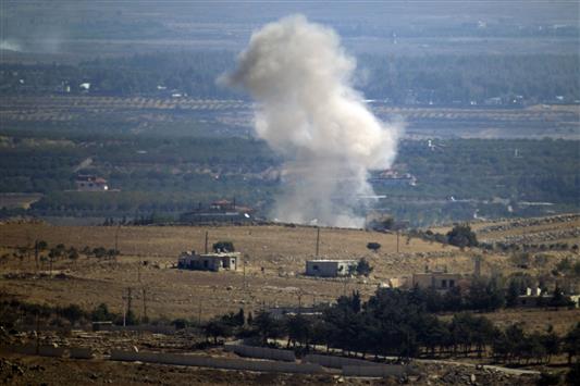 دخان متصاعد من أماكن قصف الجيش السوري لمواقع المسلحين في بلدة جباتا الخشب، أمس الأول. (أ ف ب)