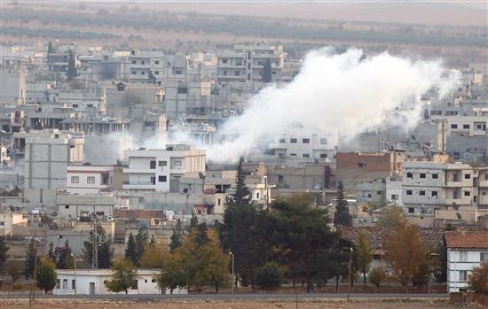 دخان يتصاعد من مدينة عين العرب خلال الاشتباكات بين المقاتلين الاكراد وعناصر «داعش» امس الاول	(رويترز)