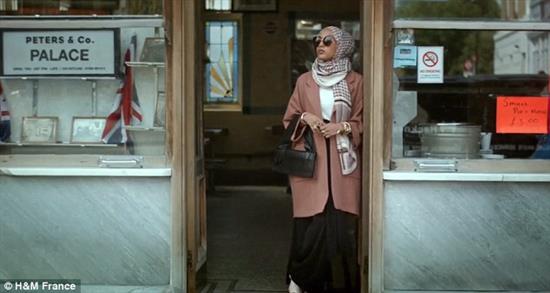 أصبحت الشابة ماريا إدريسي البالغة من العمر 23 عاماً، أول عارضة أزياء مسلمة ترتدي الحجاب في حملة شركة الملابس الشهيرة "أتش أند أم". وظهرت إدريسي، وهي من أصل باكستاني-مغربي وتعيش في لندن، في فيديو للعلامة التجارية العالمية "أتش أند أم" ترتدي الحجاب ومعه النظارات الشمسية. وتحدثت إدريسي، التي اختارت ارتداء الحجاب عندما كانت في سن 17 عامًا، إلى مجلة "فيوجن" قائلة: "دائماً ما تشعر النساء اللواتي يرتدين الحجاب بأنهن عرضة للتجاهل حين يتعلق الأمر بالأزياء، إنه لمن المدهش أن علامة تجارية كبيرة (اتش اند أم)  قررت الإهتمام بالمرأة التي ترتدي الحجاب". وتعتبر "اتش اند إم"، ثاني أكبر متاجر التجزئة في العالم، وهي اختارت ماريا لكي تكون نجمة إعلاناتها بعد الحصول على إذن من والديها. وأوضحت إدريسي أن فريق العمل كان بمعظمه من الرجال، وهم تلقوا تعليمات بعدم لمسها، وقد وفرت لها الشركة منطقة خاصة لارتداء الملابس الخاصة بها، مضيفة أنهم كانوا في غاية الإحترام. وأشارت إلى أن شركة الأزياء العملاقة (أتش أند أم) تطلب من المتسوقين مؤخراً إعطاءها ملابسهم غير المرغوب فيها، بغض النظر عن العلامة التجارية لهذه الملابس أو حالتها، حتى تتمكن إما من إعادة بيعها كملابس مستعملة، أو إعادة تدوير النسيج. وتظهر إدريسي في الفيديو الذي يعرض أيضاً عدداً من الأشخاص بملابس مختلفة، ويرافق إطلالتها تسجيل صوتي يقول: "إنها أنيقة"، لينتهي الإعلان بعبارة "لا توجد قواعد للموضة.. فقط قاعدة واحدة... أعد تدوير ملابسك". وتدير العارضة المحجبة حالياً صالون تجميل مستوحى من الطراز الغربي في لندن، حيث تقوم برسم الحناء وتطلي الأظافر.  (دايلي مايل)