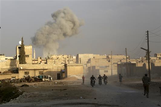 دخان يتصاعد من معرة النعمان في ريف إدلب جراء ما قال معارضون إنه غارة جوية روسية أمس الأول (رويترز)