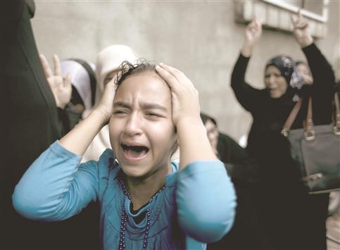 فلسطينيات ينتحبن خلال تشييع الشهيد خليل عبيد، الذي توفي متأثراً بجروح اصيب بها خلال مواجهات مع قوات الاحتلال، في خانيونس في قطاع غزة، امس (ا ف ب)